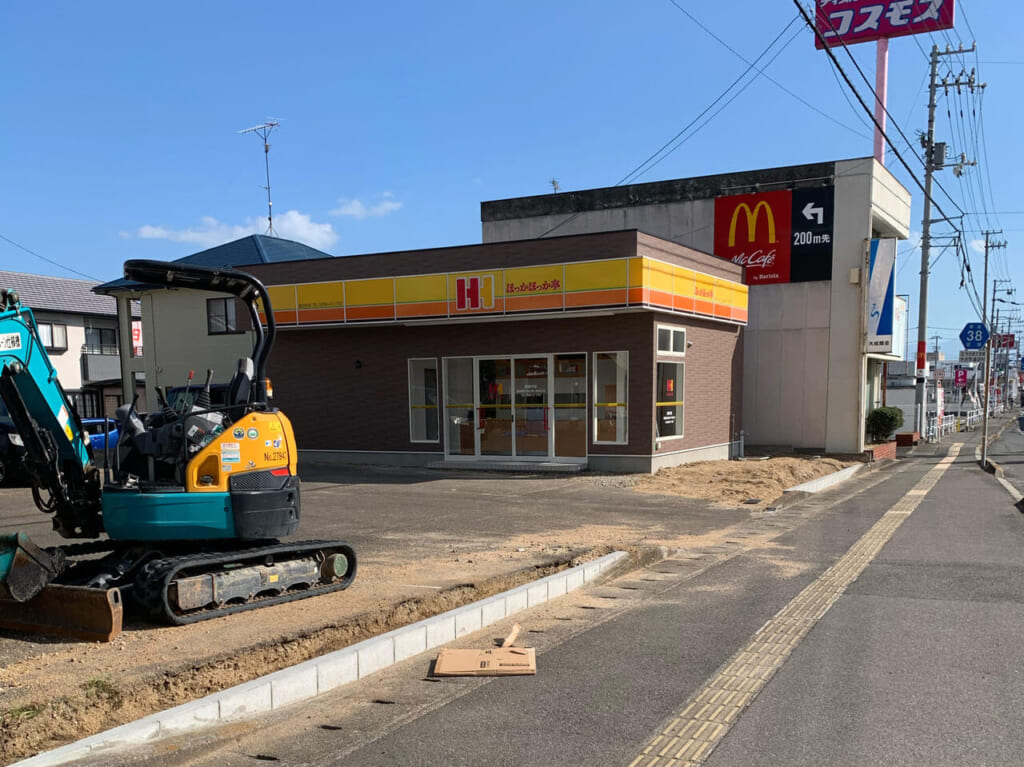 今治のドラッグストアコスモス喜田村店の敷地内にお店を構えていた「ほっかほっか亭」が近くに移転してリニューアルオープンします!!