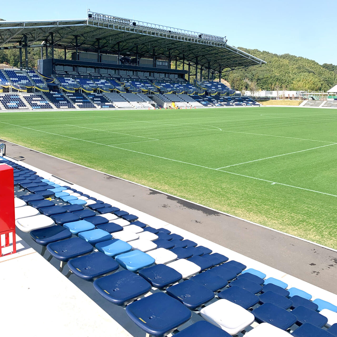 今年開場したばかりの今治里山スタジアムで11月19日にFC今治vs鹿児島ユナイデットFCの試合が行われます。