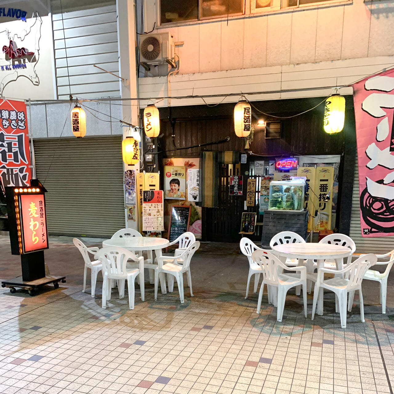 商店街の中にお店を構える居酒屋「麦わら」では焼き鳥や新鮮な魚介類が提供されています!!