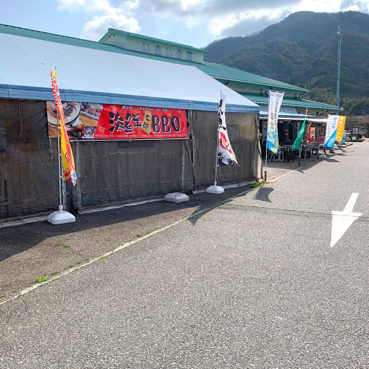 「よしうみいきいき館」では地元の海鮮をふんだんに使ったBBQなどを楽しめます!!