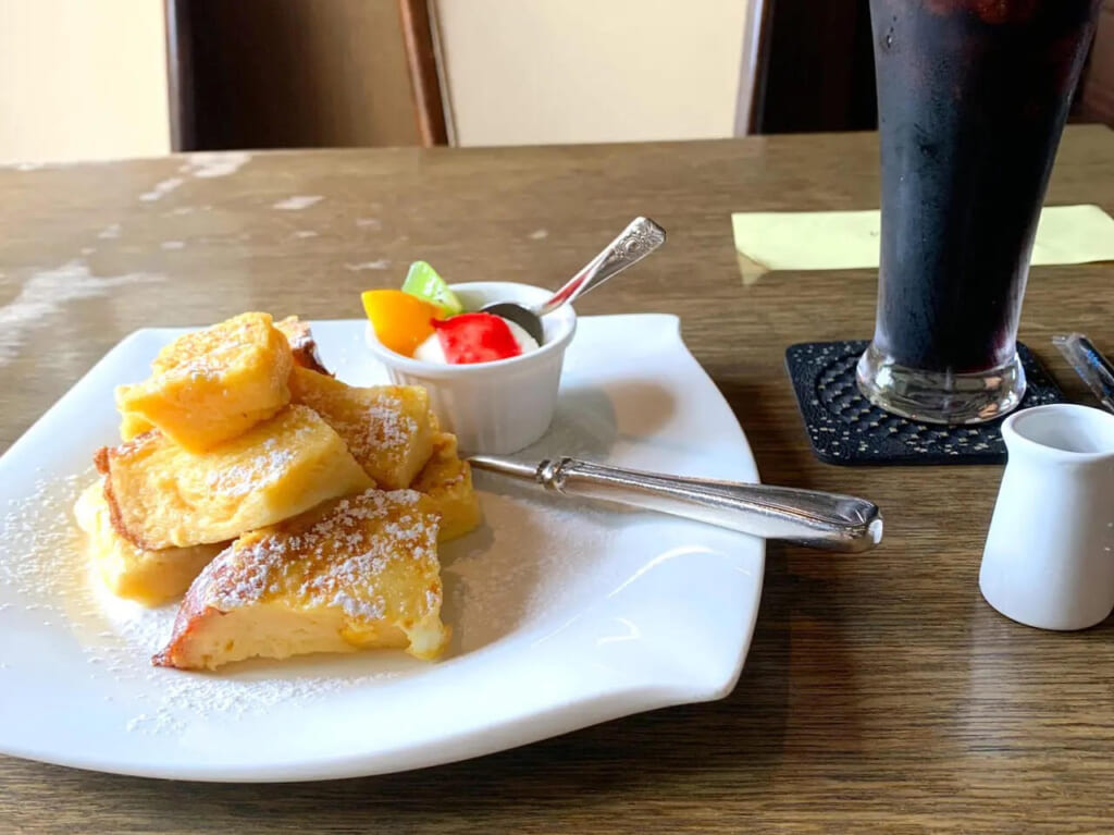 今治城の向かいにあるカフェ「ヴェルデュールカフェ」では落ち着いた空間で可愛いデザートが頂けます!!