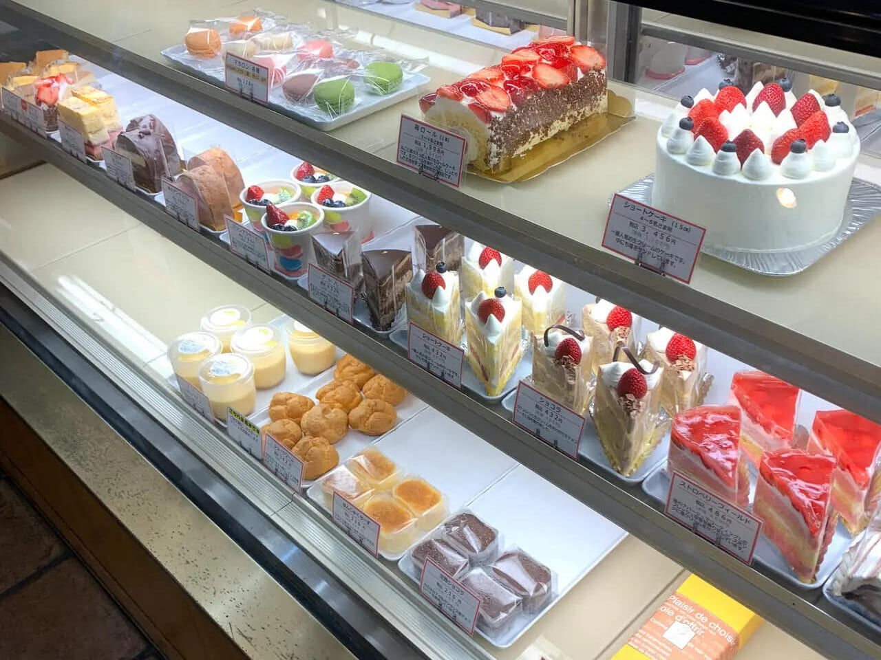 東村のケーキ屋さん「シェ タクボ東村店」では注文が入ってからクリームを詰める甘すぎないシュークリームが人気です!!