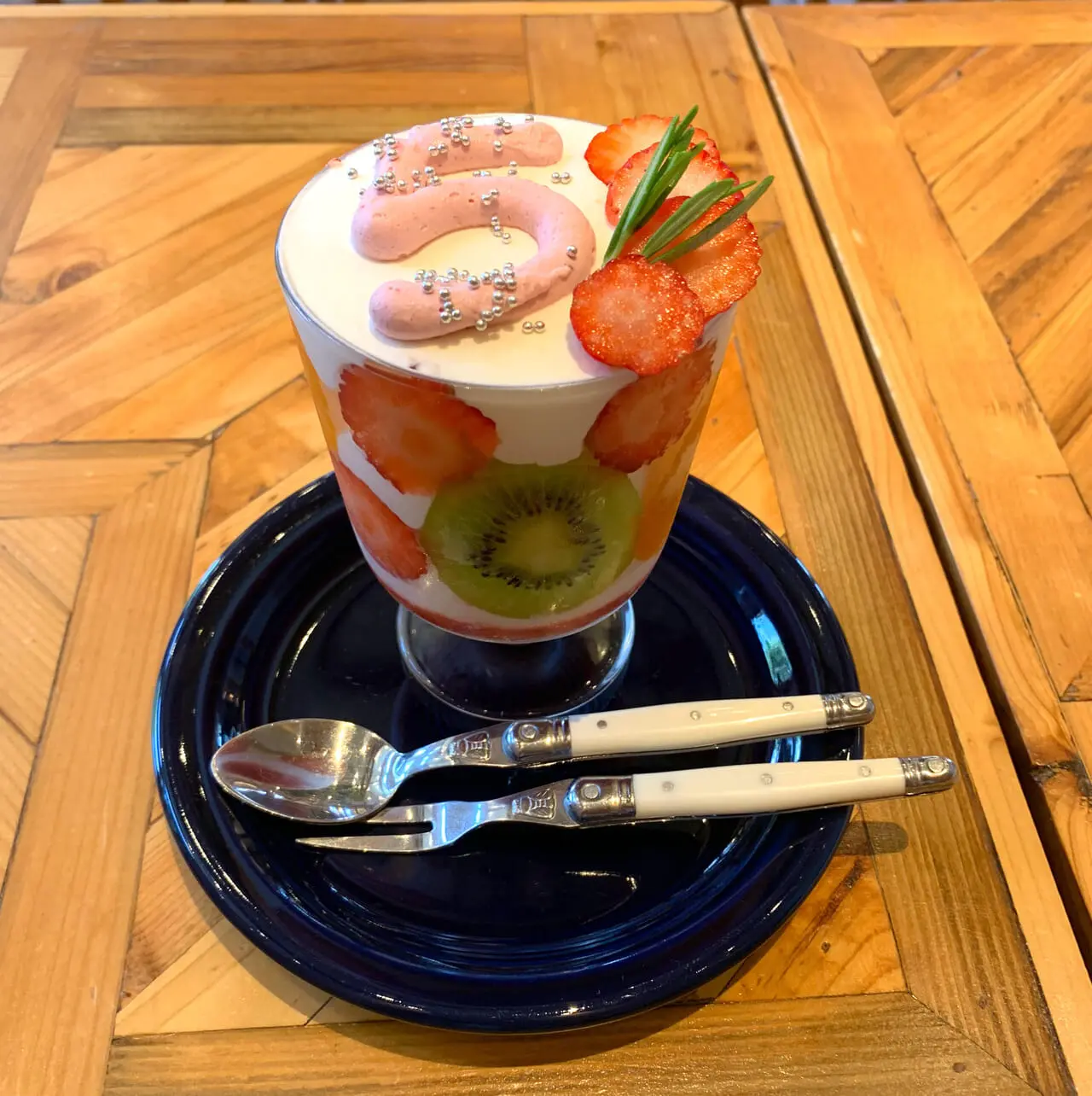 片山町のハンバーガーが人気のカフェ「CALULU(カルル)」で開店5周年の記念メニューが提供中!!