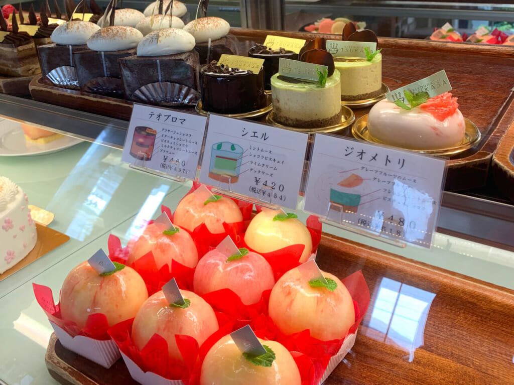 東村の人気店「西洋菓子 ツカサ」で桃を丸ごと使用した贅沢スイーツ「桃太郎」が販売中!!