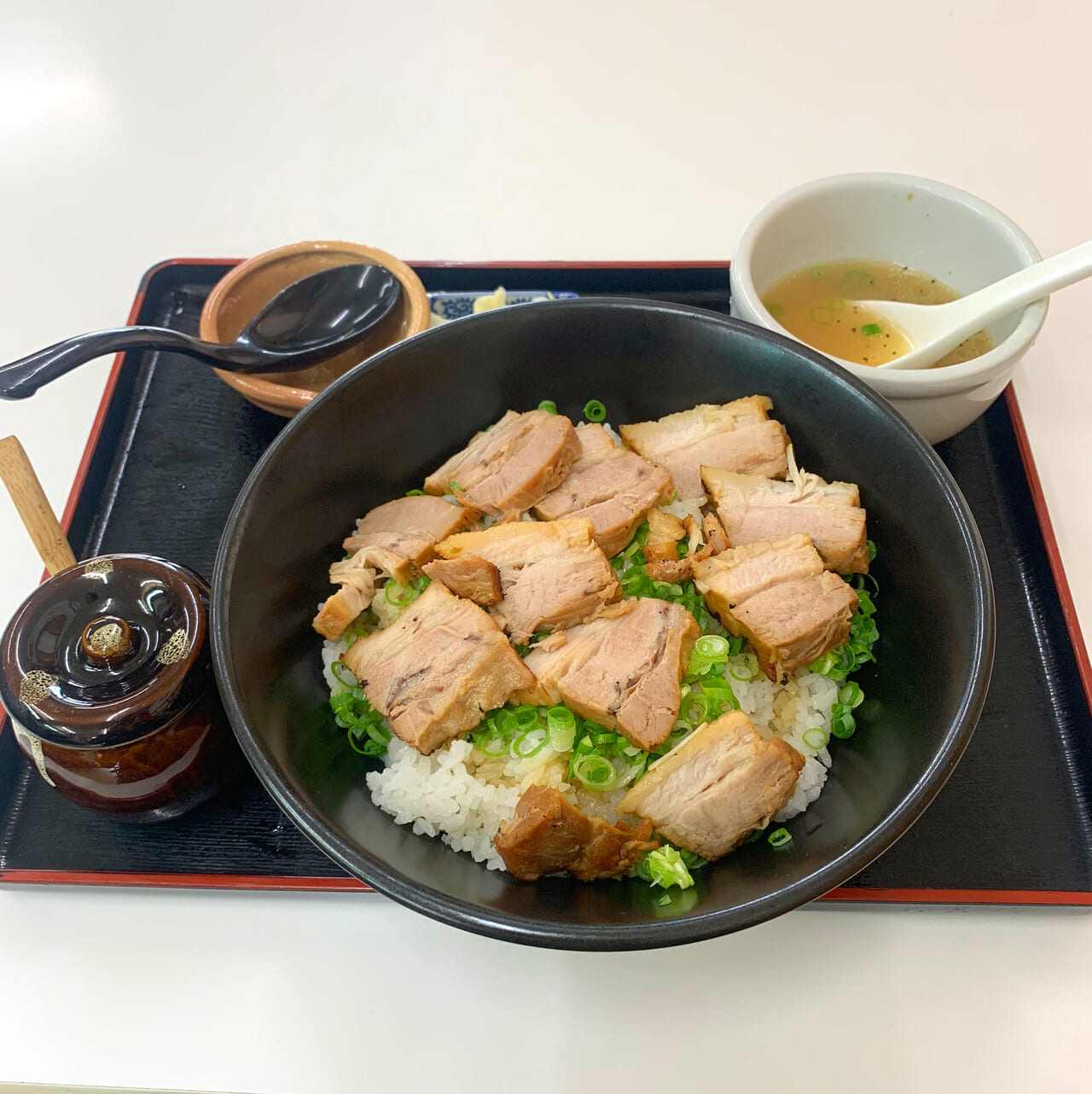 柔らかい焼豚を存分に楽しめる「麺食堂とまと」のねぎ焼豚丼!!