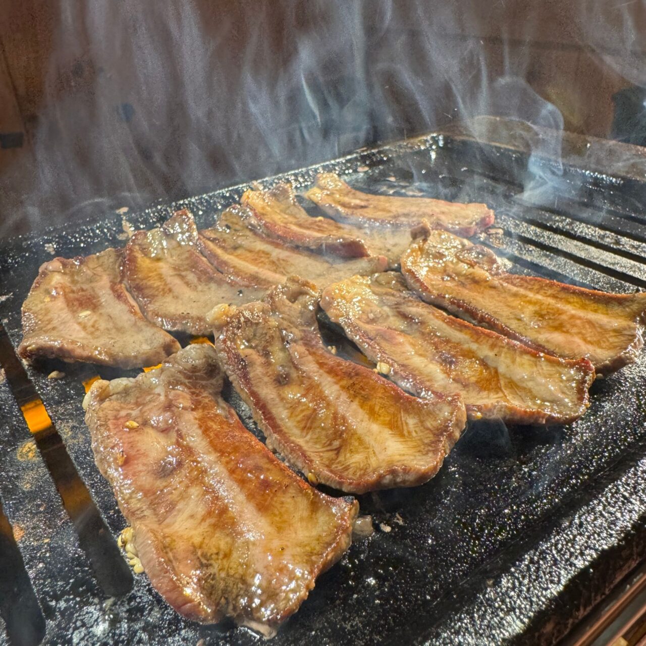 【今治市】「ホルモン酒場アブリヤ阿部商店」で味わう厚切り牛タンと地域愛