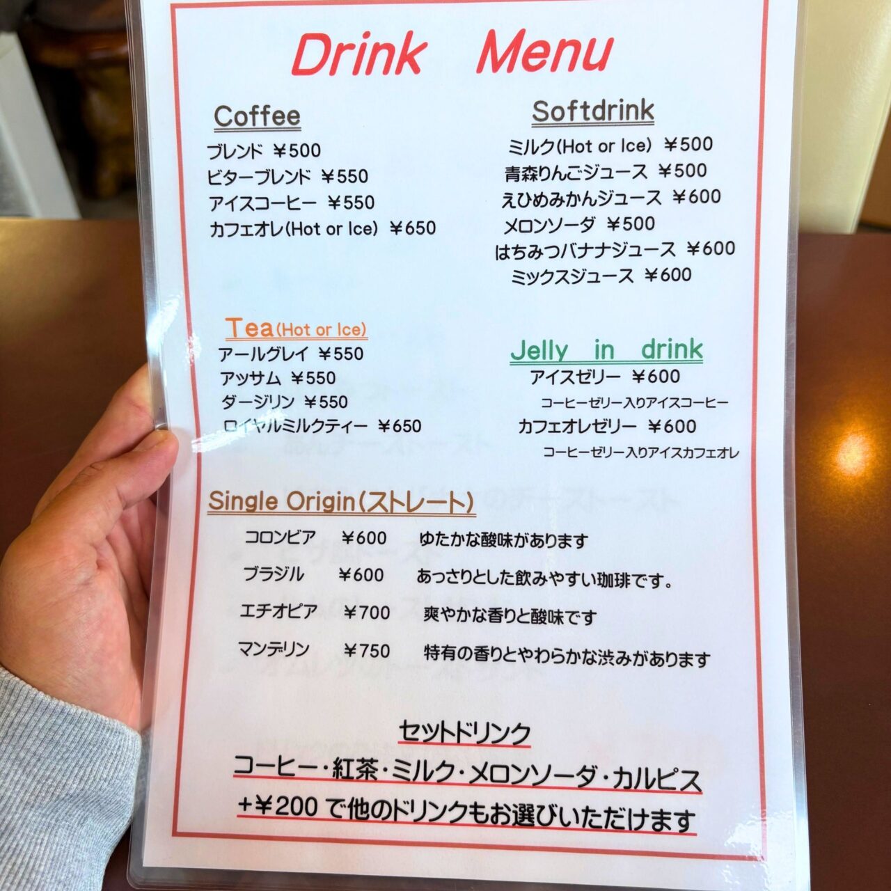 【今治市】10月1日から夜の部もスタートした宮下町の「Kissaten&.」では猫ちゃんと戯れる至福の時間を体験できます