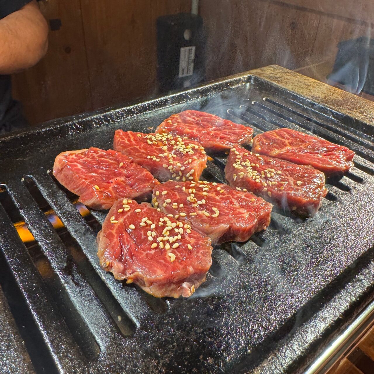 【今治市】「ホルモン酒場アブリヤ阿部商店」で味わう厚切り牛タンと地域愛