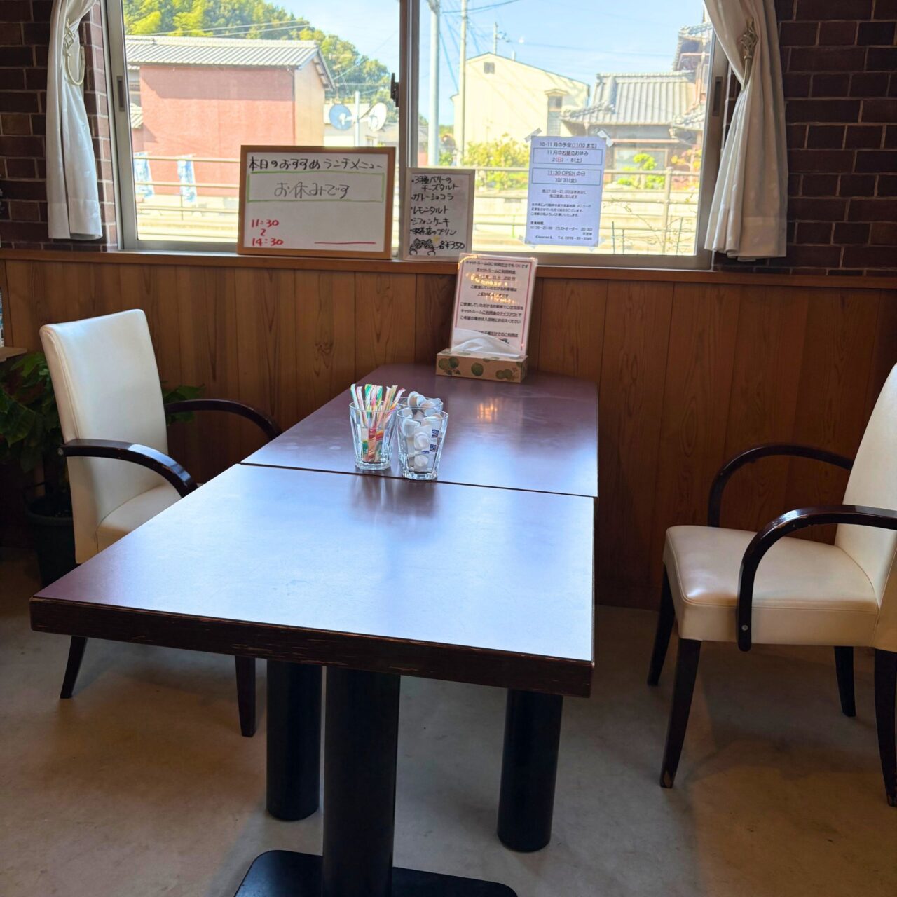 【今治市】10月1日から夜の部もスタートした宮下町の「Kissaten&.」では猫ちゃんと戯れる至福の時間を体験できます