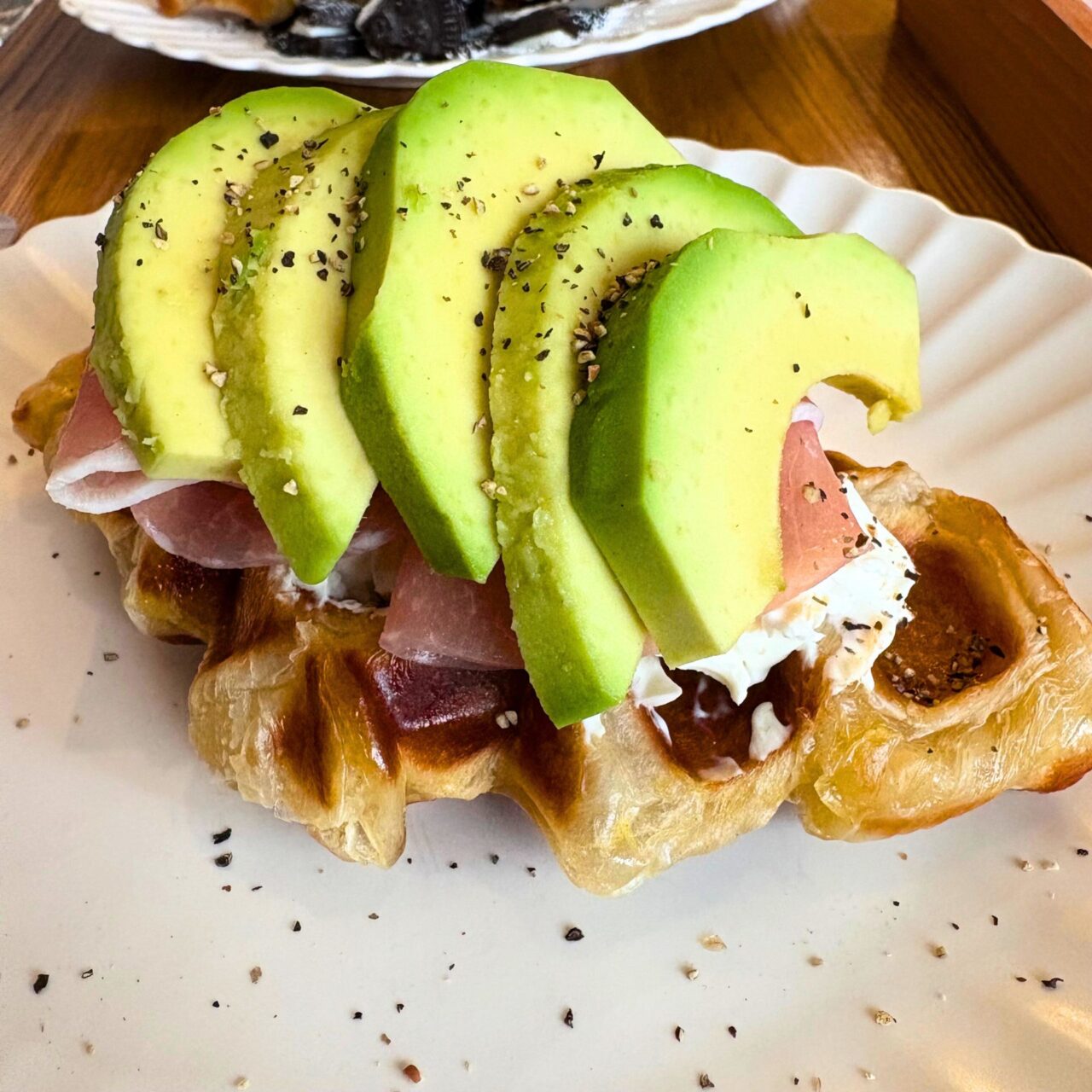 【今治市】アサイーボウルが人気のハチカフェでクロワッサンのような食感が楽しめるワッフル「クロッフル」が提供スタート!