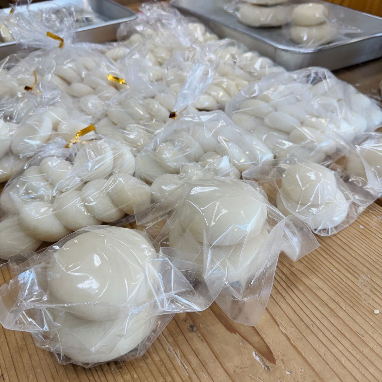 【今治市】創業270年以上「あわびや餅店」へ。つきたて餅・バズったモッフル・手作り桜餅が勢揃い