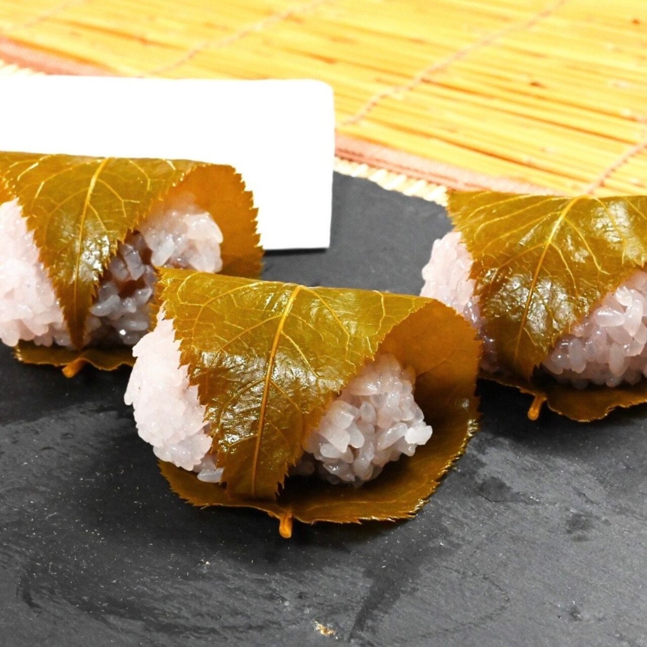 【今治市】創業270年以上「あわびや餅店」へ。つきたて餅・バズったモッフル・手作り桜餅が勢揃い