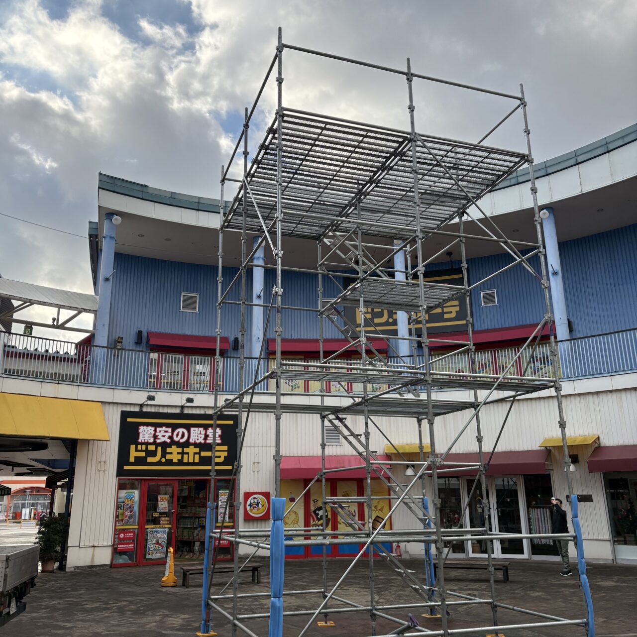 【今治市】クリスマスチキンが数量限定で無料配布! ワールドプラザで開催される「クリスマスマーケット」をご紹介!