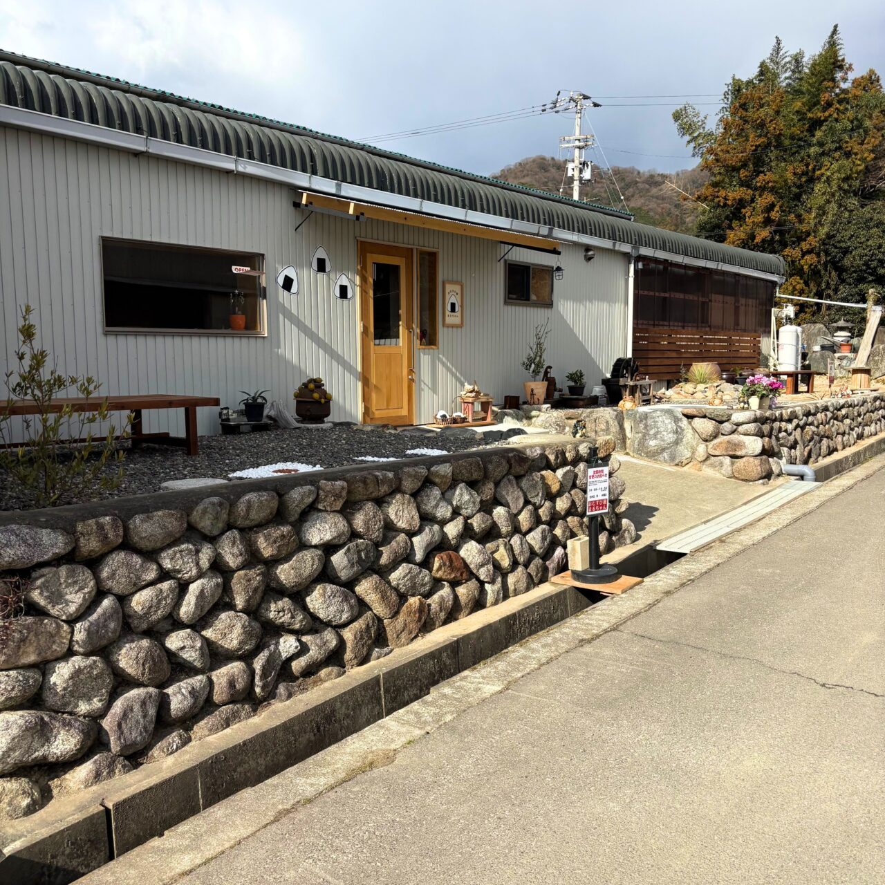 【西条市】先月オープンしたばかりの「おむすび屋まるちゃん」の魅力的なおむすびたちをご紹介!