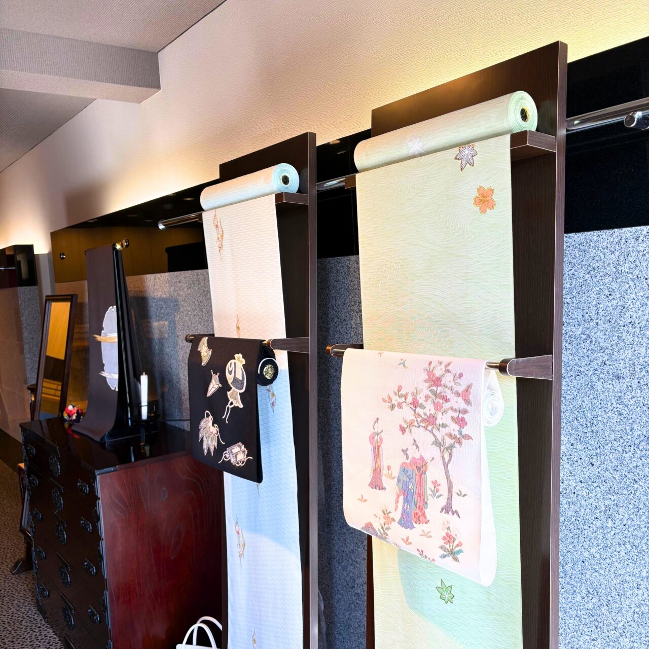 【今治市】カフェ茶時で移動着物展が開催! 創業77年の井石呉服店が提案する着物のある暮らし