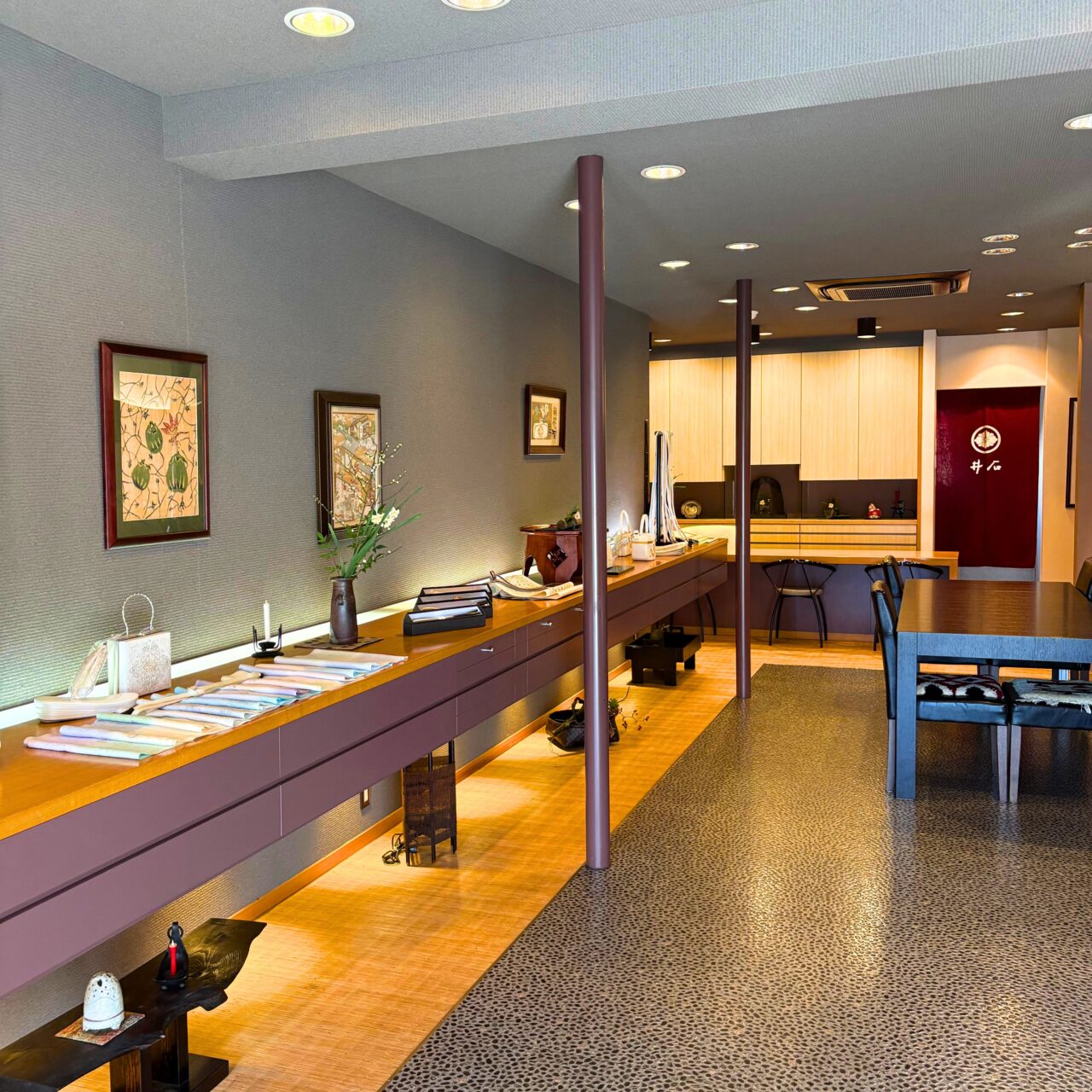 【今治市】カフェ茶時で移動着物展が開催! 創業77年の井石呉服店が提案する着物のある暮らし