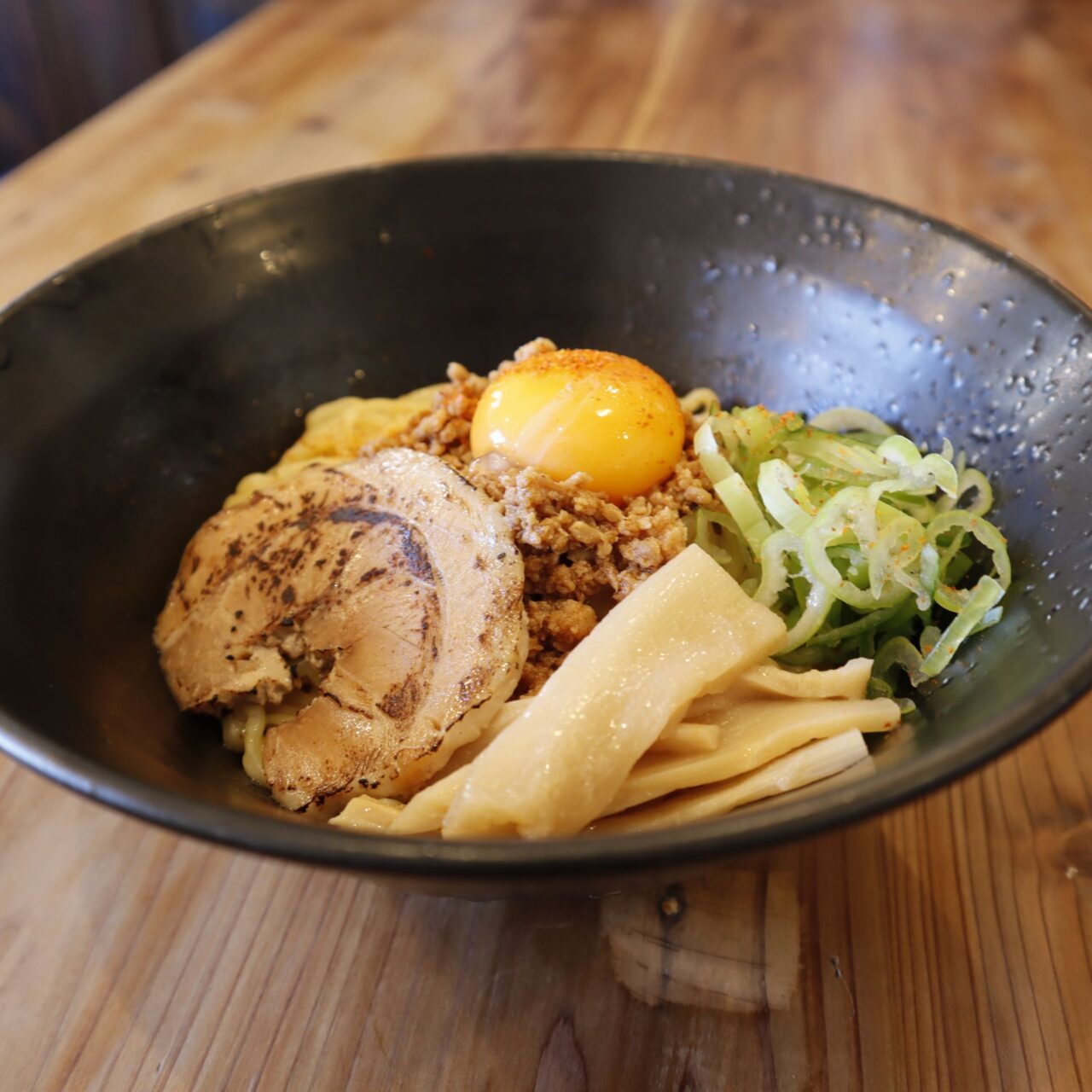 【今治市】額ににじむ汗。トリトンラーメンに高知で愛された「辛油そば」が登場