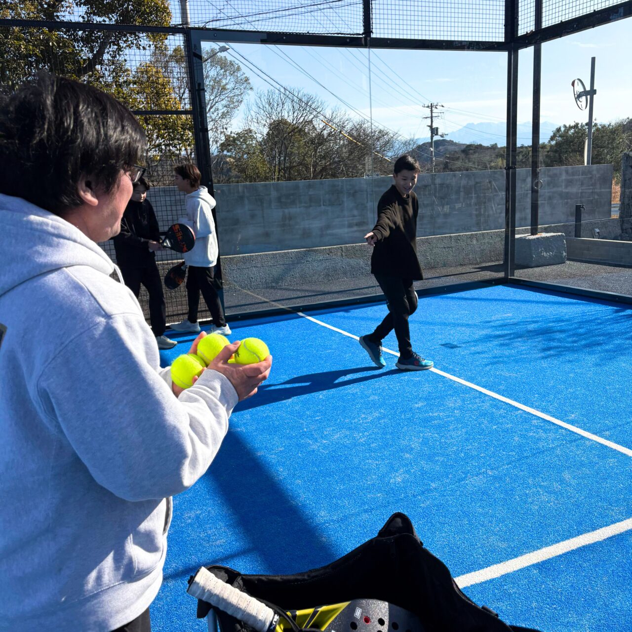 【今治市】今治で話題の新スポーツ「パデルビスタ今治」でFC今治校の生徒たちがパデルを体験