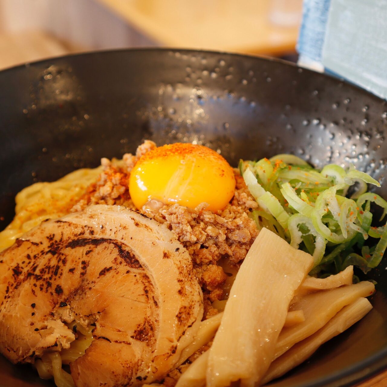 【今治市】額ににじむ汗。トリトンラーメンに高知で愛された「辛油そば」が登場