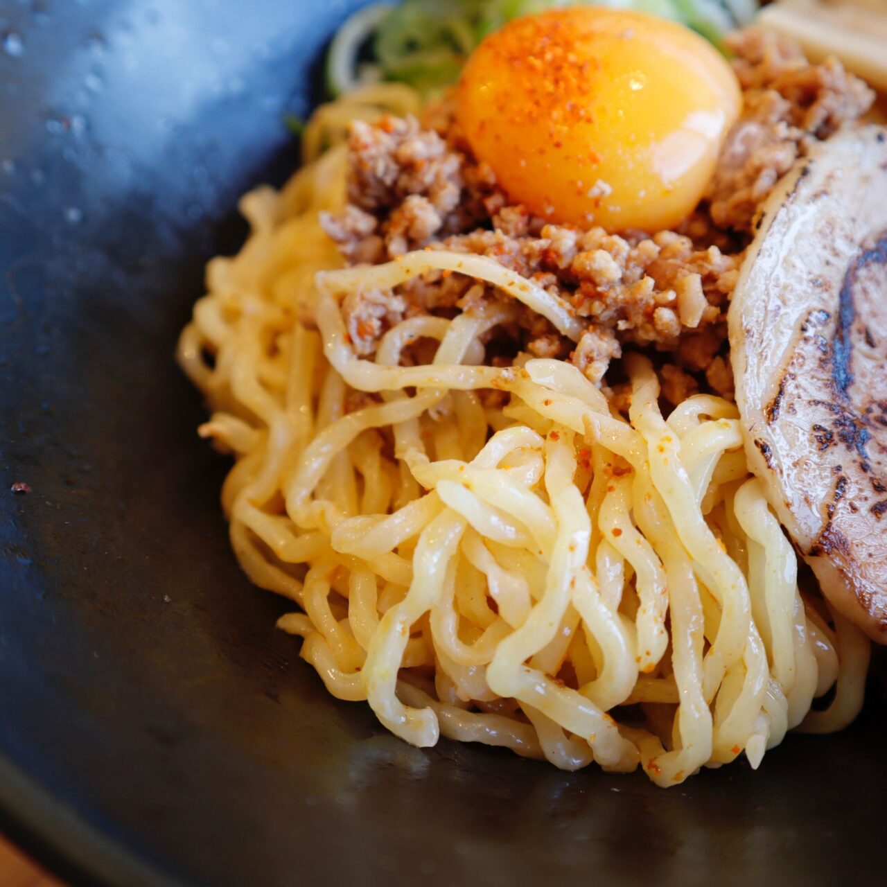 【今治市】額ににじむ汗。トリトンラーメンに高知で愛された「辛油そば」が登場