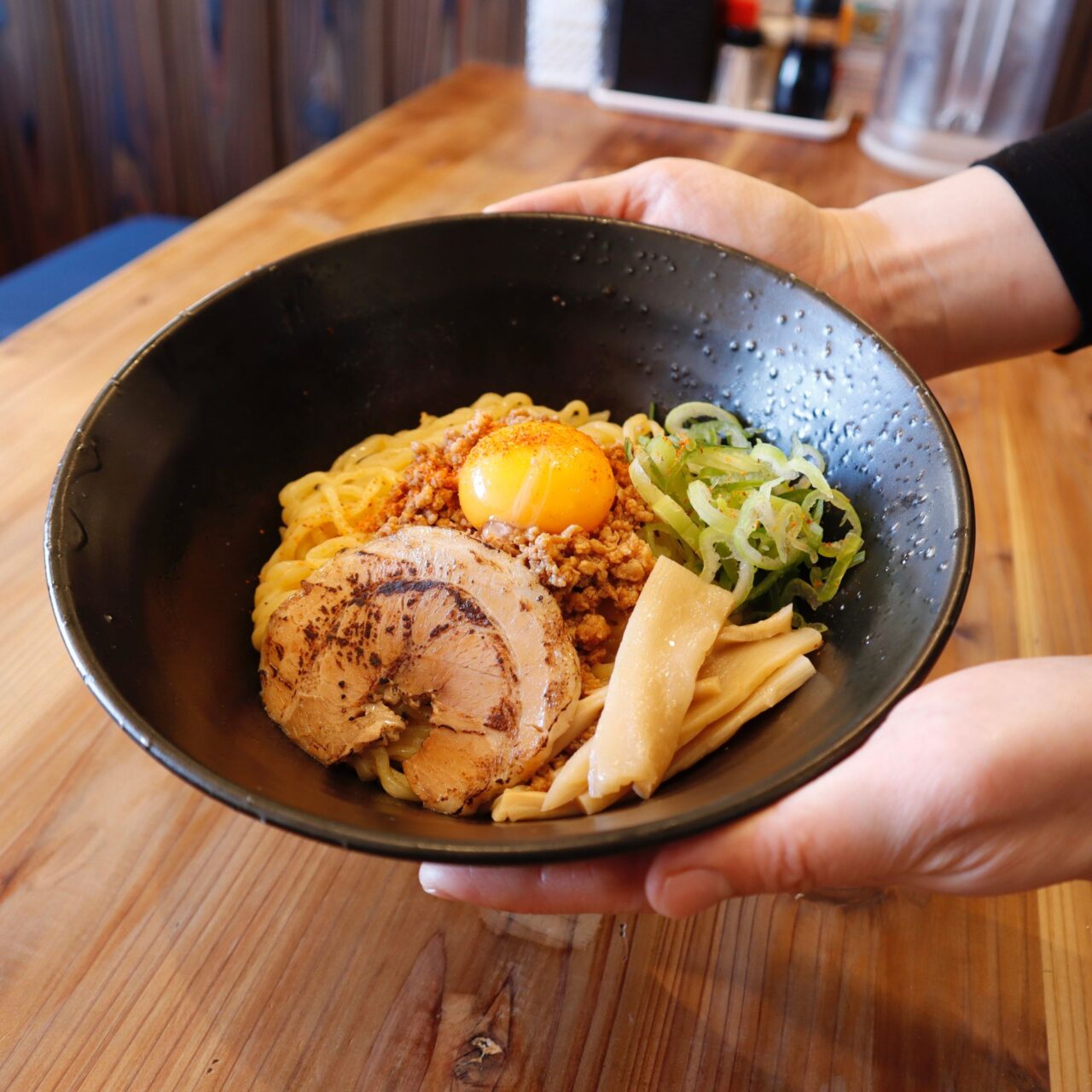 【今治市】額ににじむ汗。トリトンラーメンに高知で愛された「辛油そば」が登場