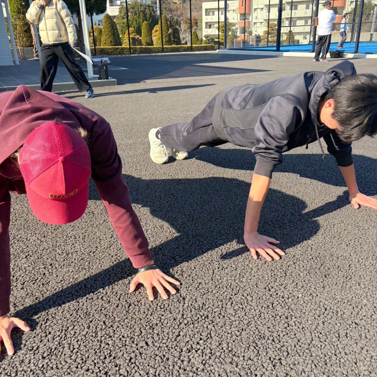 【今治市】今治で話題の新スポーツ「パデルビスタ今治」でFC今治校の生徒たちがパデルを体験