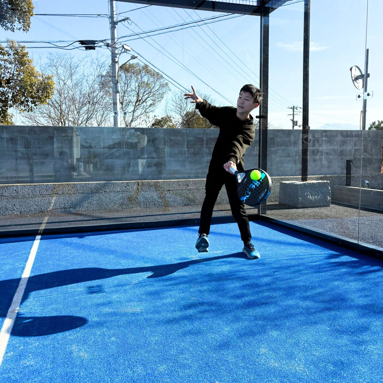 【今治市】今治で話題の新スポーツ「パデルビスタ今治」でFC今治校の生徒たちがパデルを体験