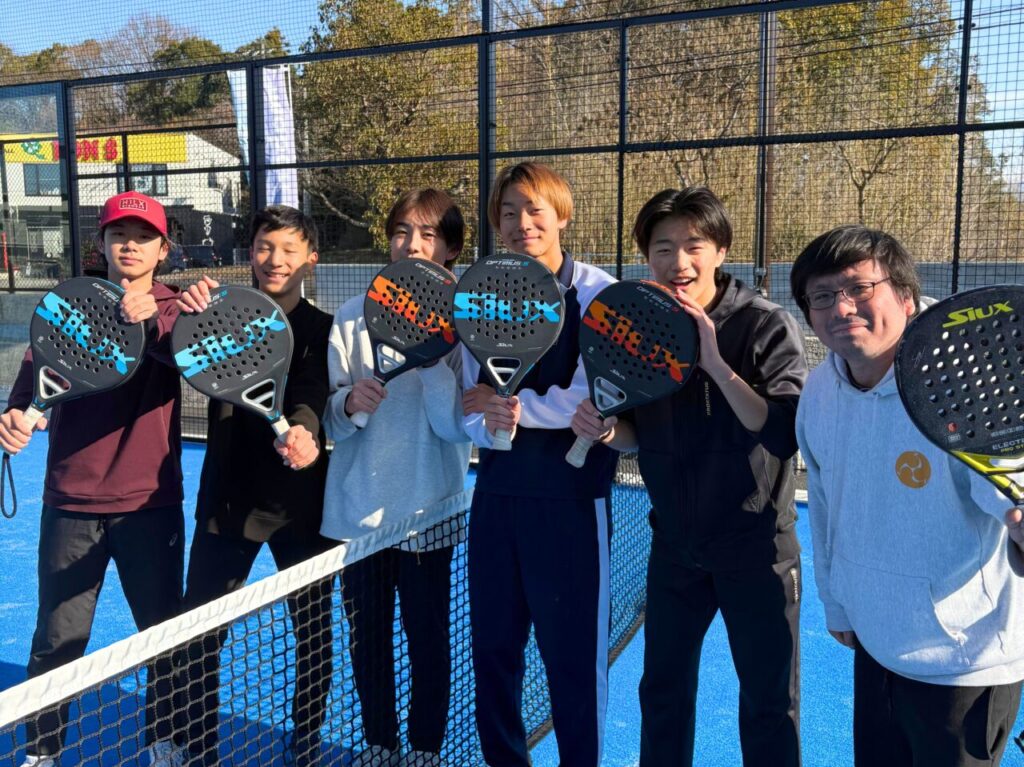 【今治市】今治で話題の新スポーツ「パデルビスタ今治」でFC今治校の生徒たちがパデルを体験