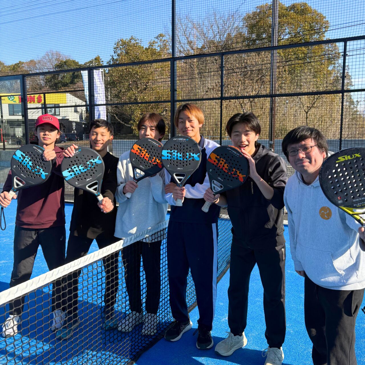 【今治市】今治で話題の新スポーツ「パデルビスタ今治」でFC今治校の生徒たちがパデルを体験