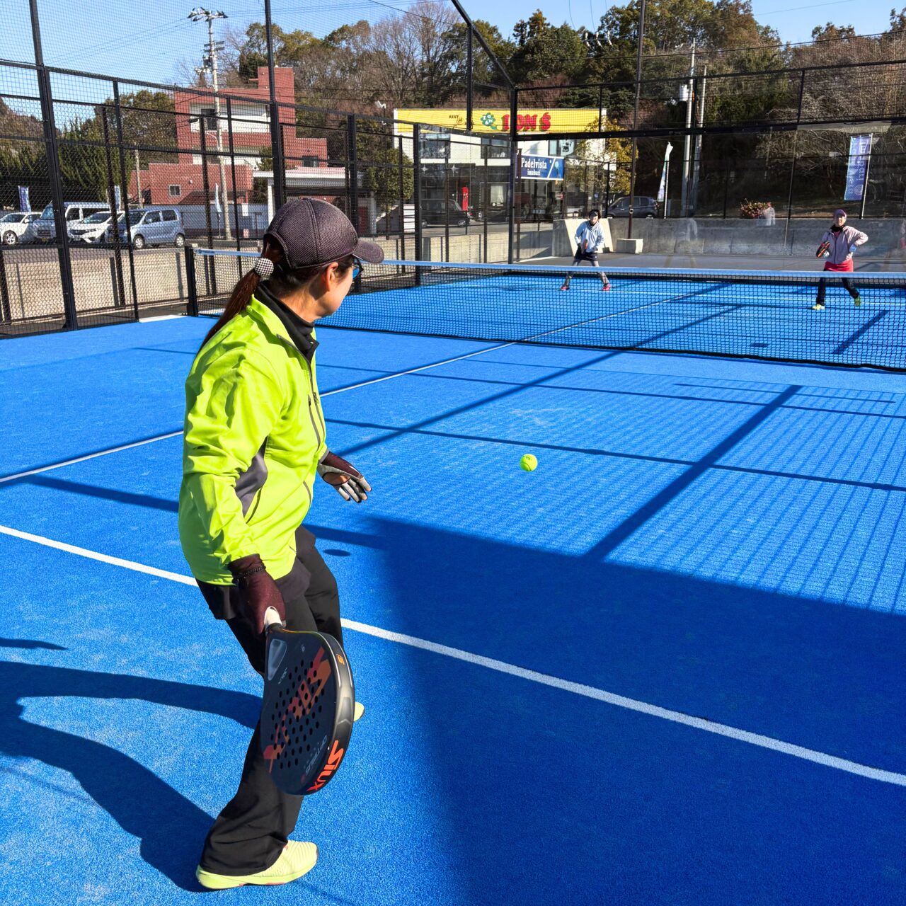 【今治市】今治で話題の新スポーツ「パデルビスタ今治」でFC今治校の生徒たちがパデルを体験