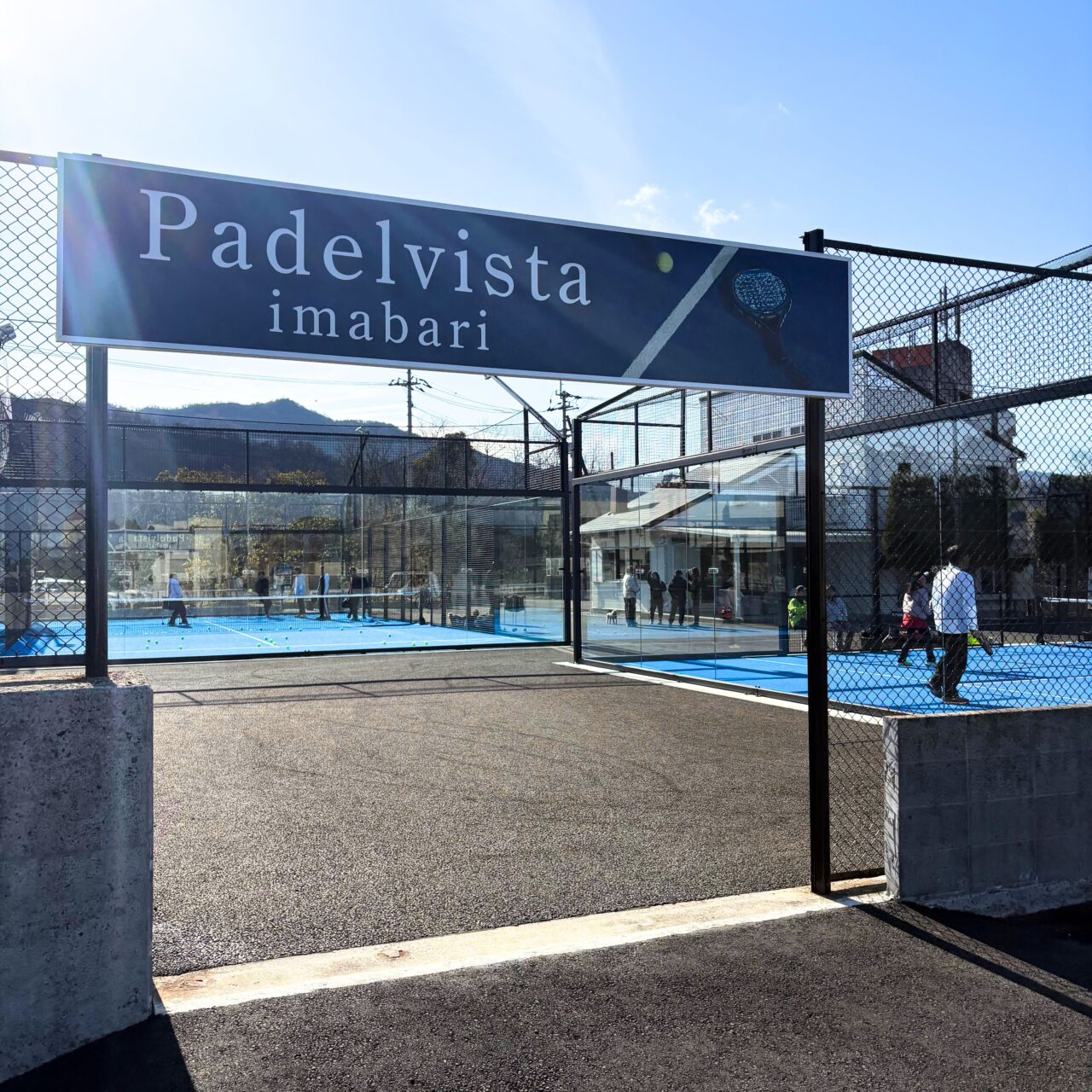 【今治市】今治で話題の新スポーツ「パデルビスタ今治」でFC今治校の生徒たちがパデルを体験