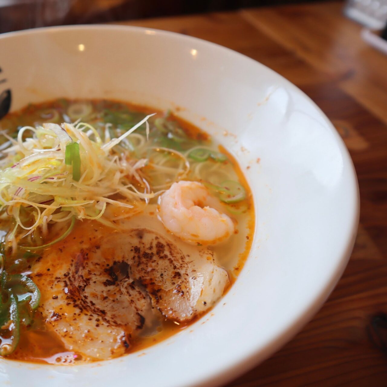 【今治市】寒さ吹き飛ばす新商品がトリトンラーメンに登場! 「こだわりラー油の辛ネギラーメン」。