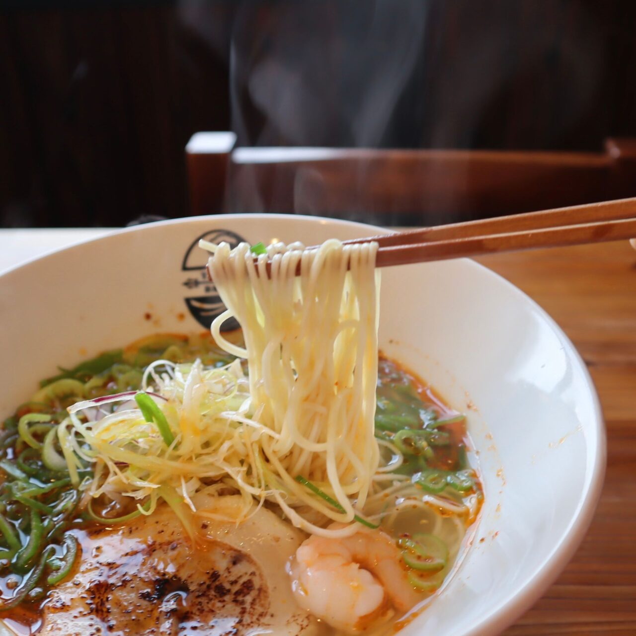 【今治市】寒さ吹き飛ばす新商品がトリトンラーメンに登場! 「こだわりラー油の辛ネギラーメン」。