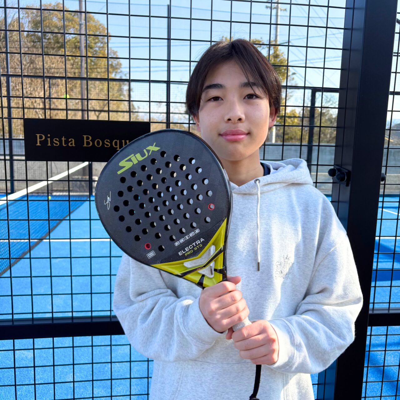 【今治市】今治で話題の新スポーツ「パデルビスタ今治」でFC今治校の生徒たちがパデルを体験