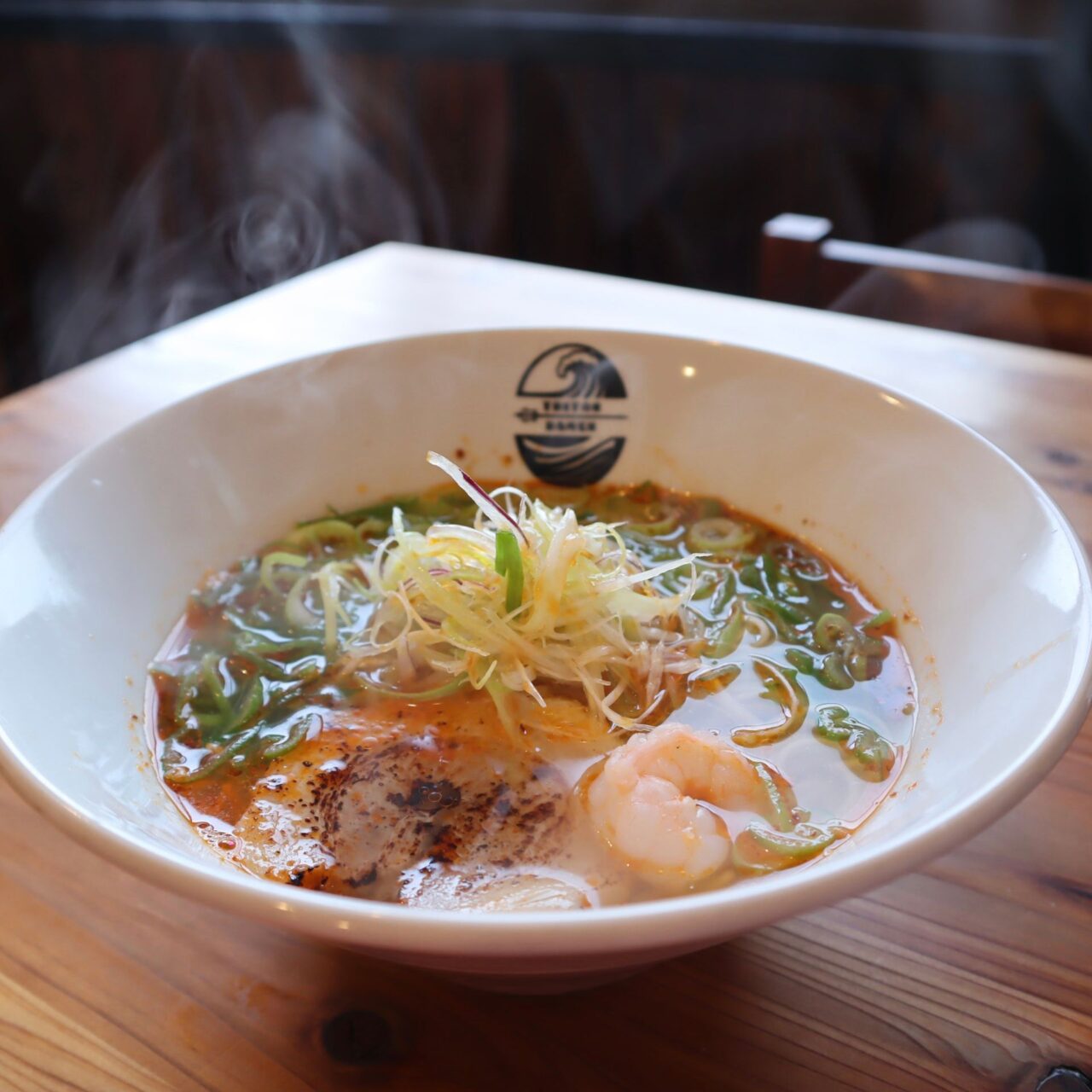 【今治市】寒さ吹き飛ばす新商品がトリトンラーメンに登場! 「こだわりラー油の辛ネギラーメン」。