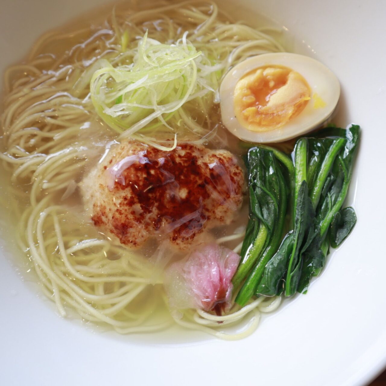 【今治市】トリトンラーメン「春薫る汐らーめん」桜を味わう春限定ラーメン