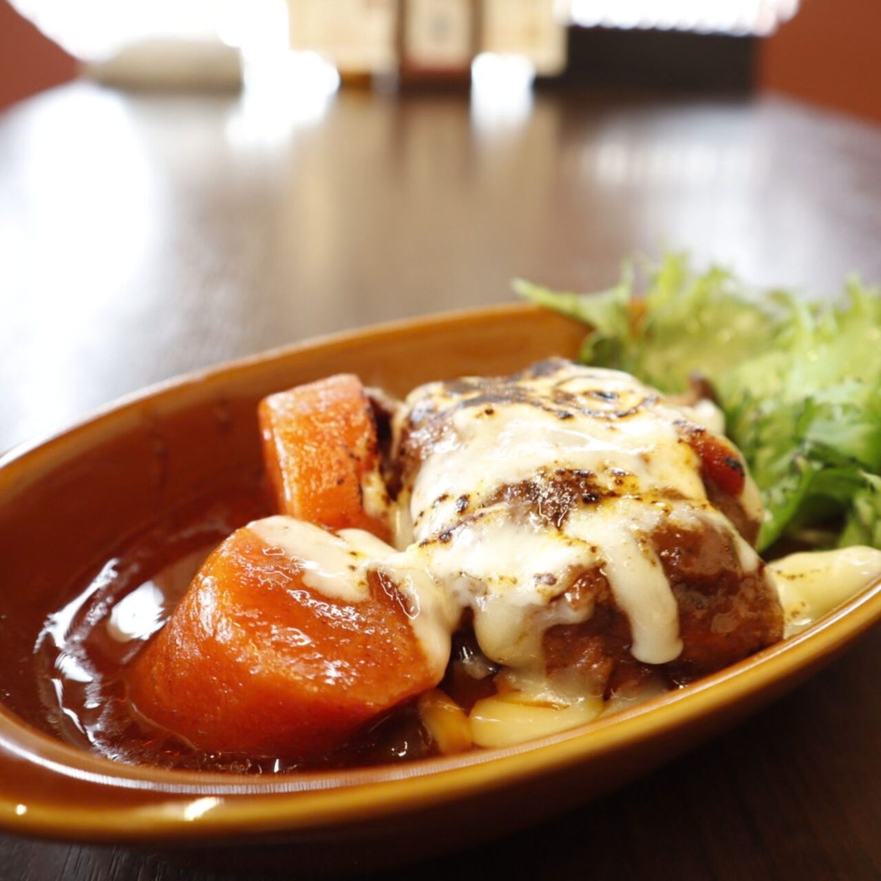 【今治市】2月にオープンしたばかりの「Dining粋人」。5〜6時間煮込む看板ハンバーグと親子で営む温かなダイニング