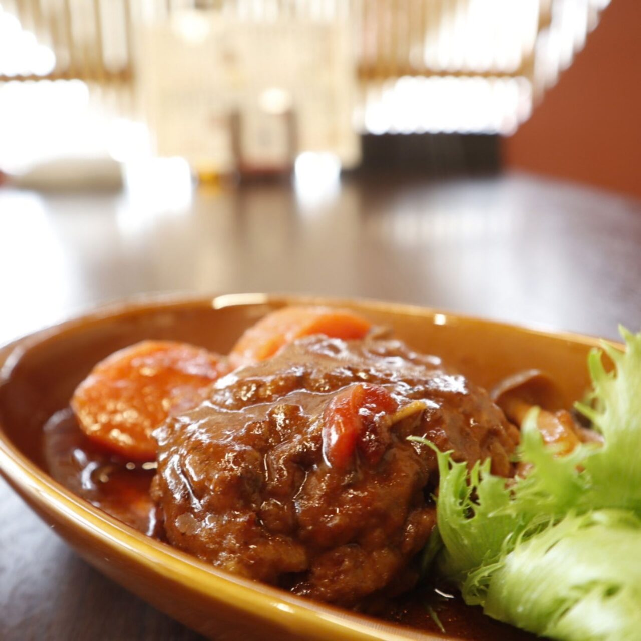 【今治市】2月にオープンしたばかりの「Dining粋人」。5〜6時間煮込む看板ハンバーグと親子で営む温かなダイニング