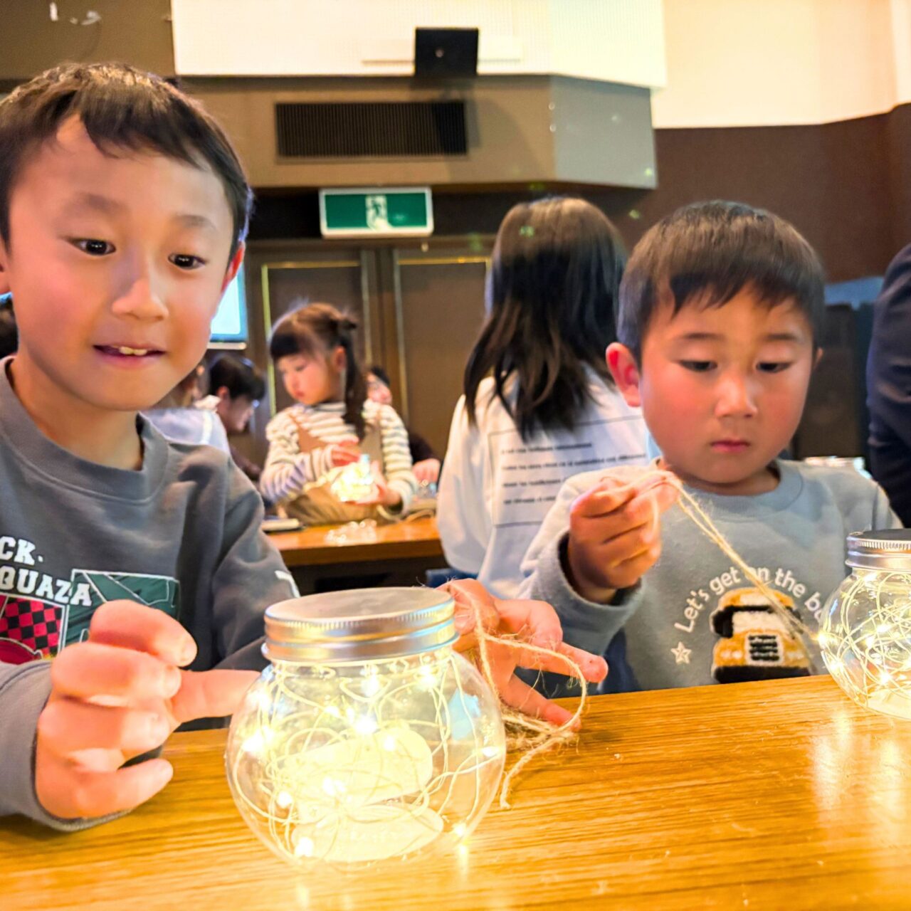 ランタンを制作する男の子たち