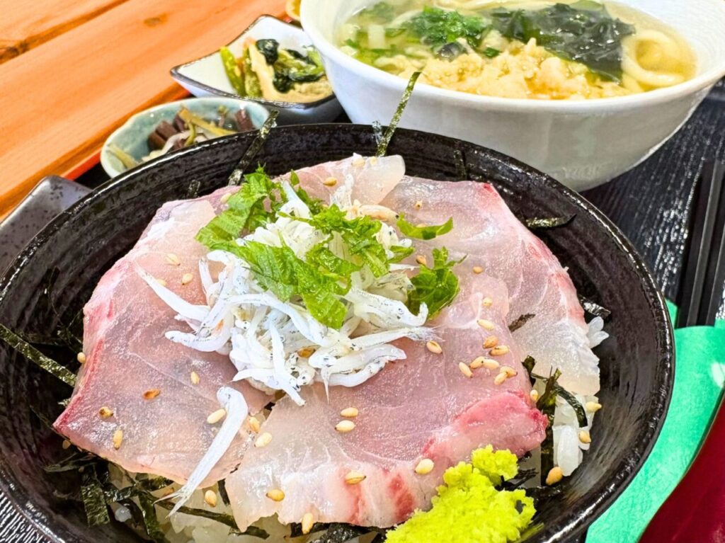 鯛の刺身丼とうどんの実物
