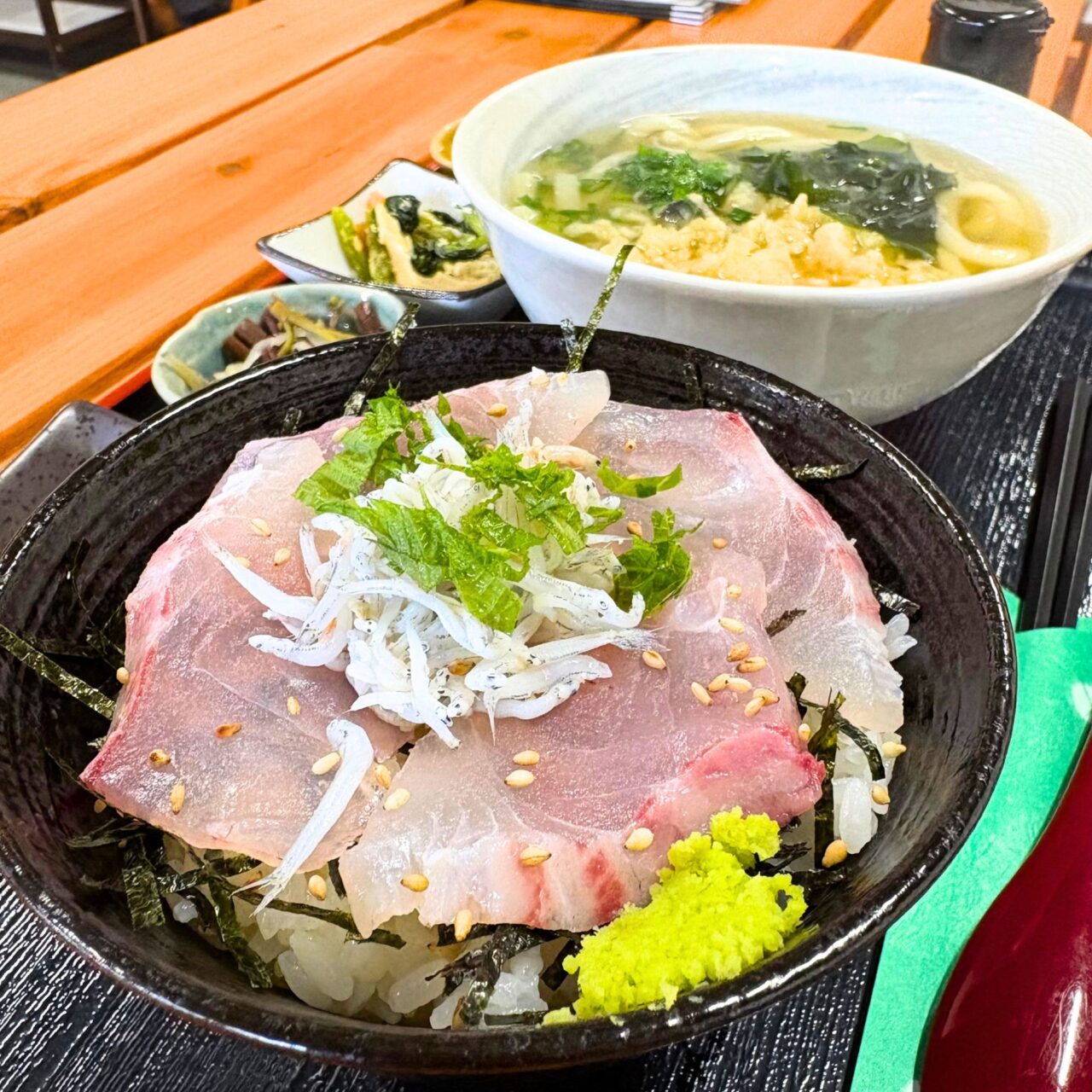 鯛の刺身丼とうどんの実物
