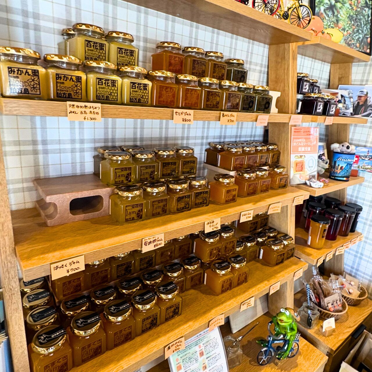 店内に並べられた、伯方plus+のジャムたち