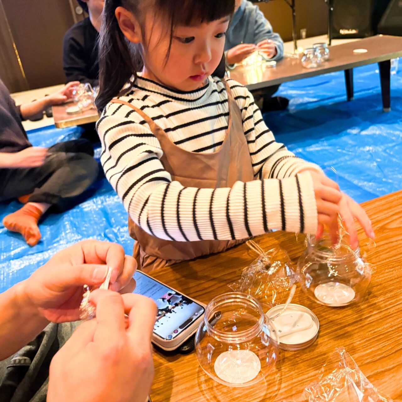 ランタンを制作をする女の子