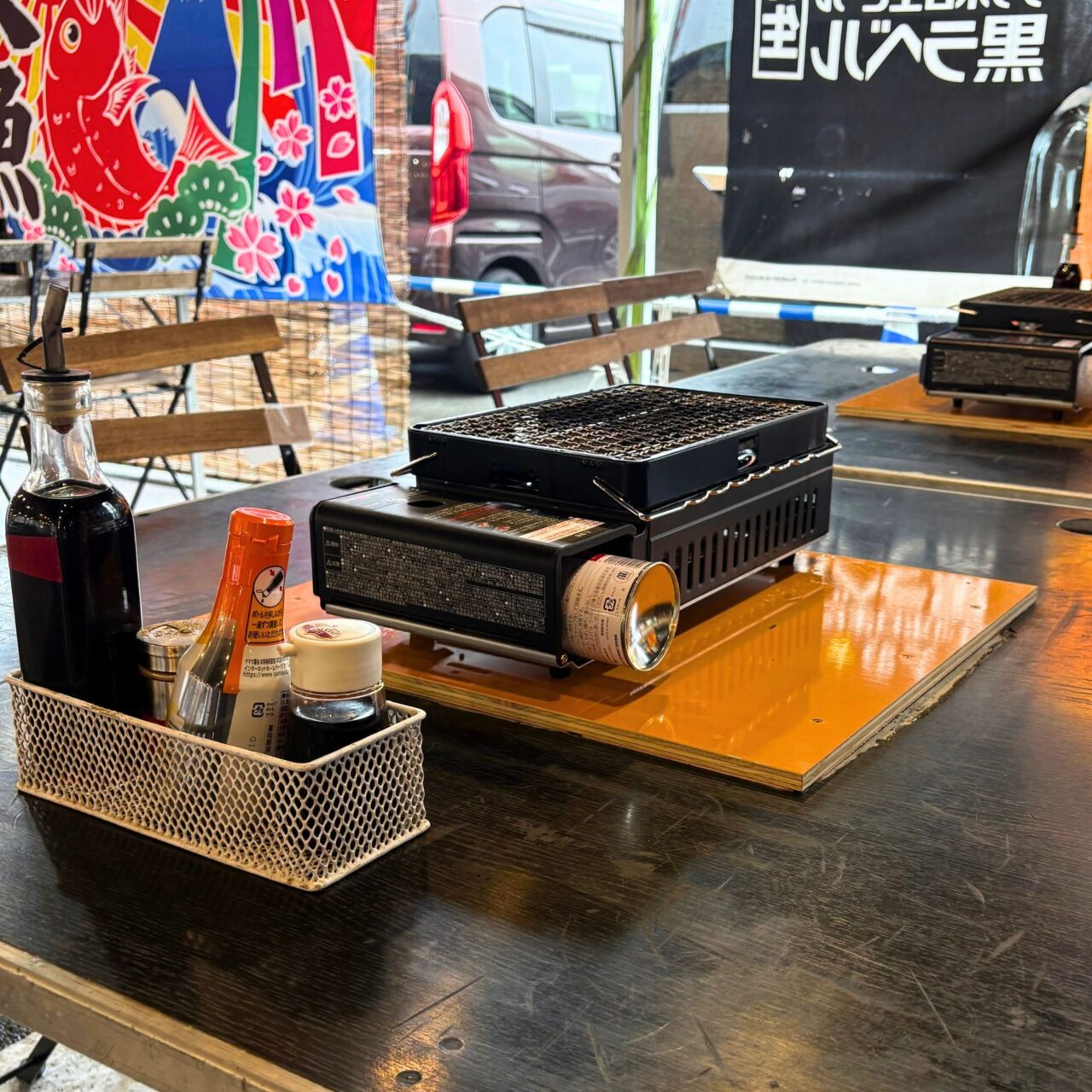 出張！浜焼きうまか市場のテーブルに準備されたコンロ