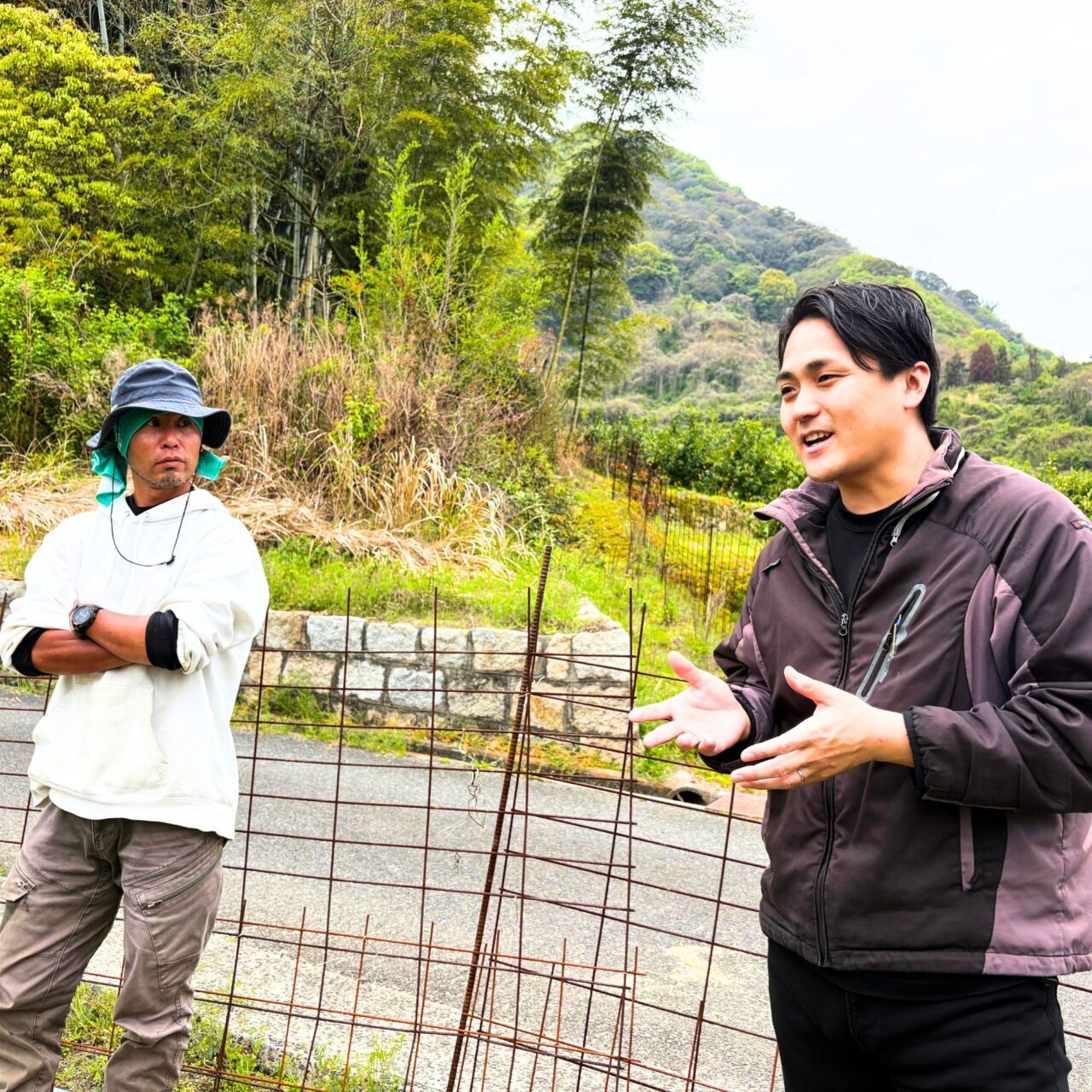 福本さんと株式会社しまなみの村上さんが話す様子