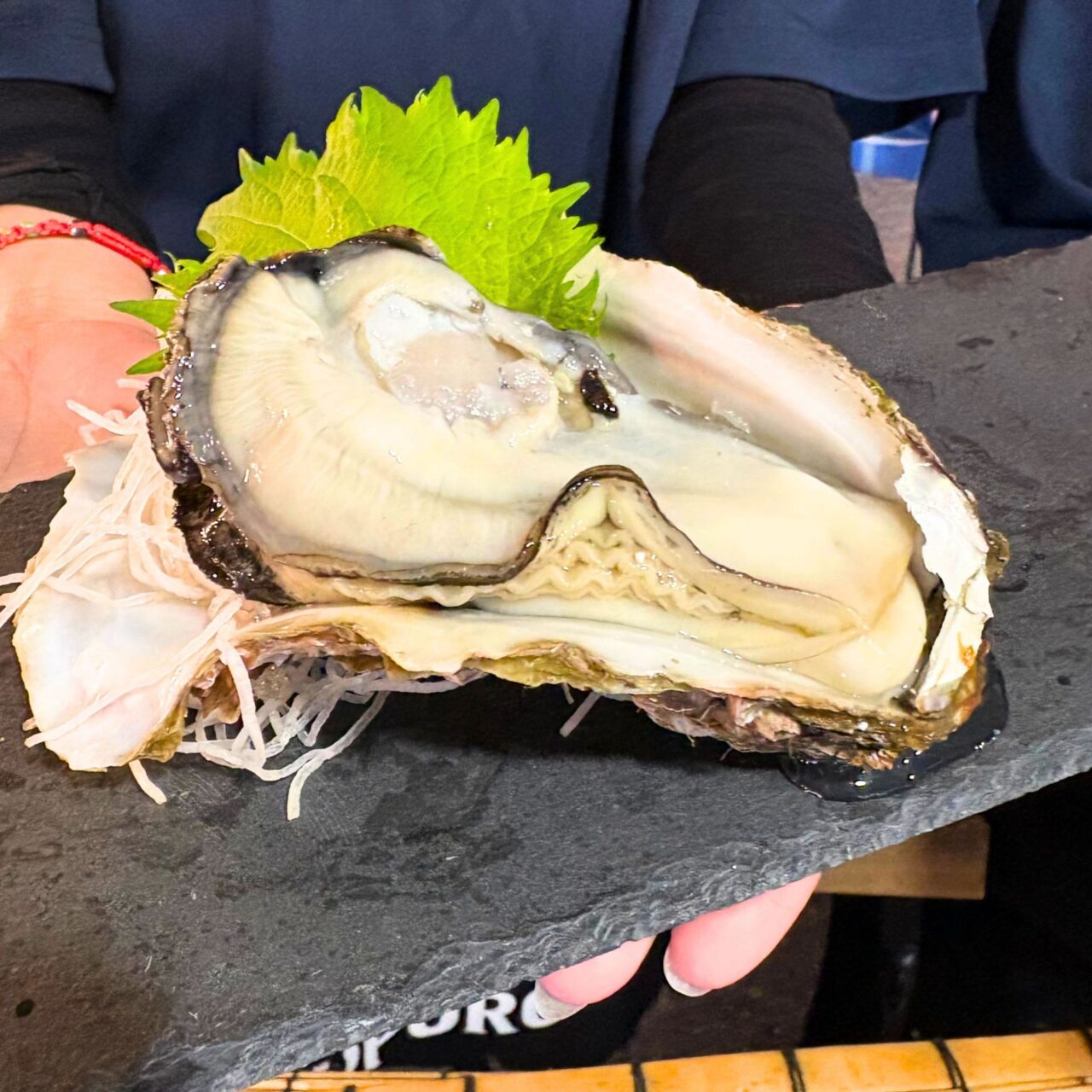 出張！浜焼きうまか市場で提供されている生牡蠣