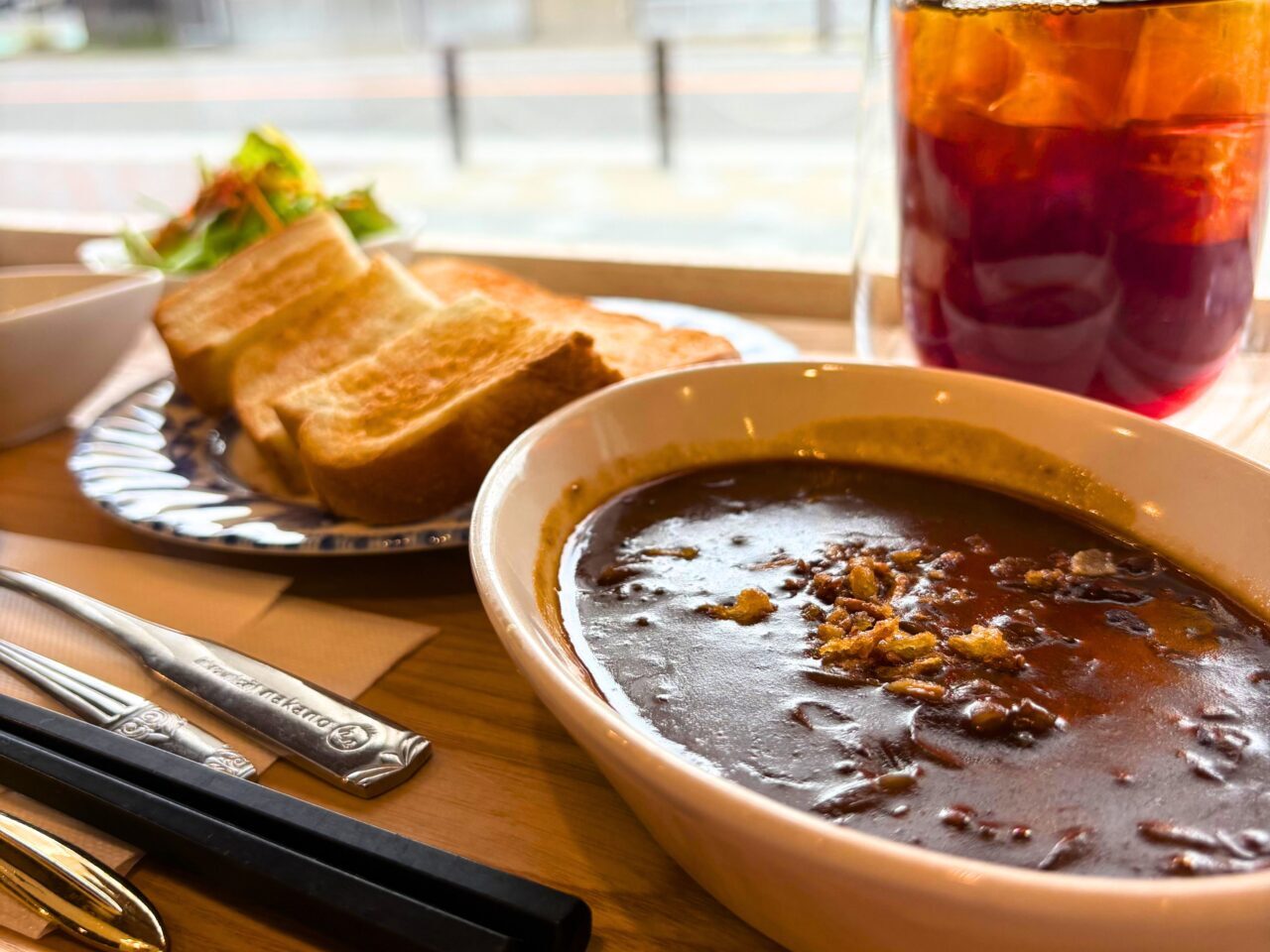 むらさんちのビーフシチュー&トーストのアップ写真