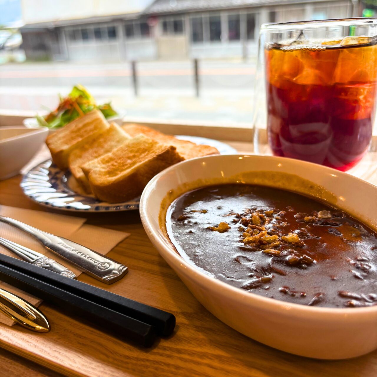 むらさんちのビーフシチュー&トーストのアップ写真