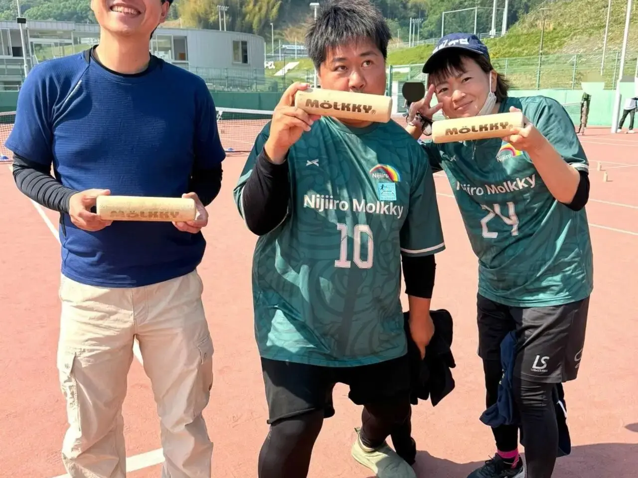 モルック会場でモルックを楽しむ大人たち