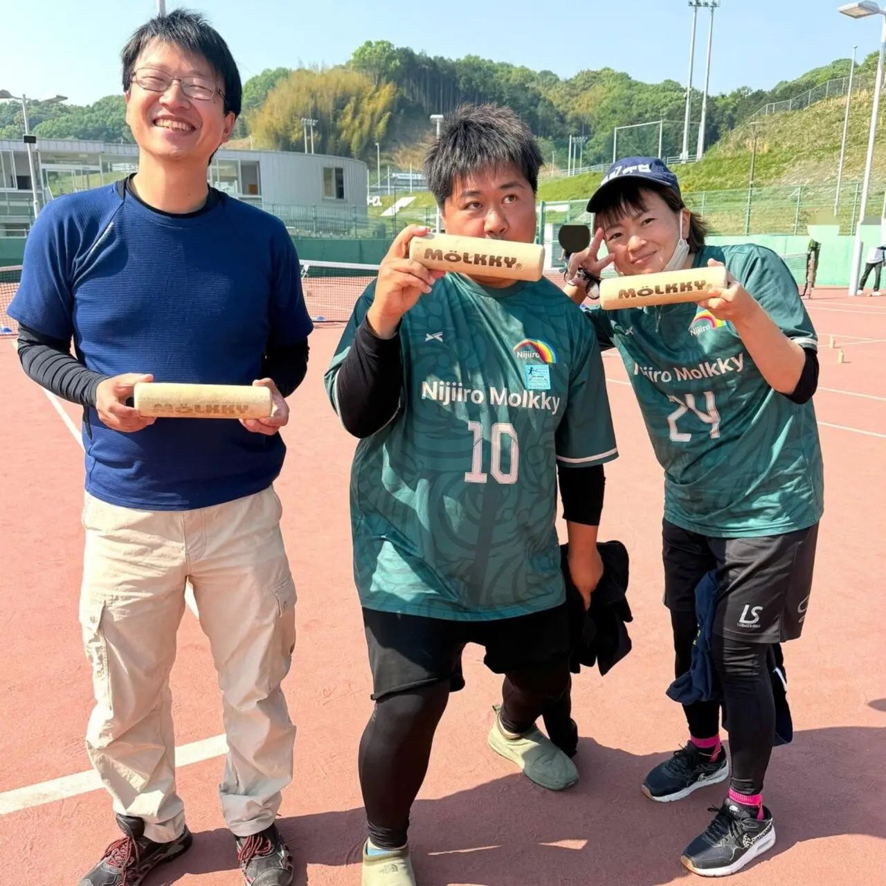 モルック会場でモルックを楽しむ大人たち